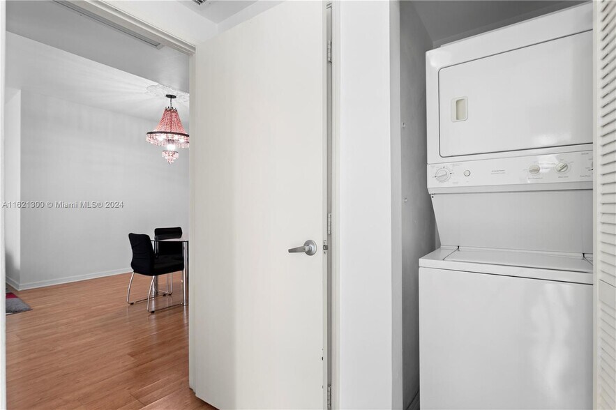 Building Photo - 950 Brickell Bay Dr