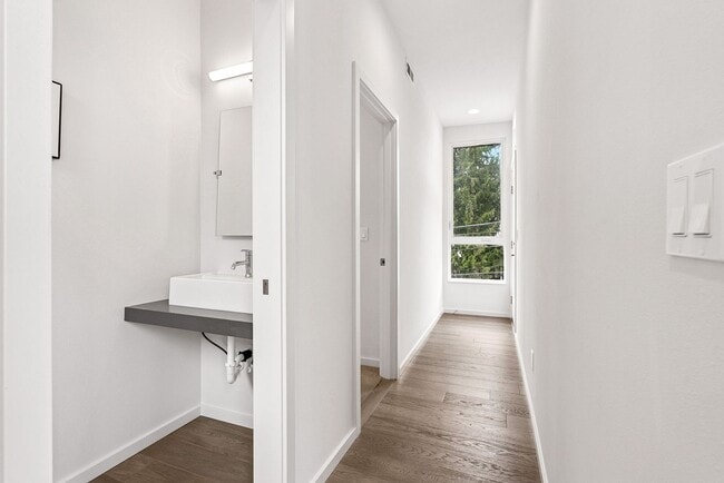 Building Photo - Judkin Parks Townhome
