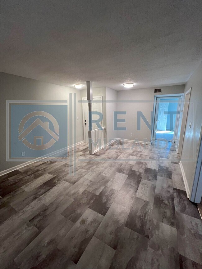 Building Photo - COMING SOON: Newly Renovated 2 Bedroom Apa...