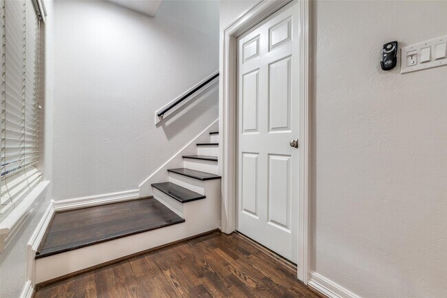 Building Photo - 1318 Peden St