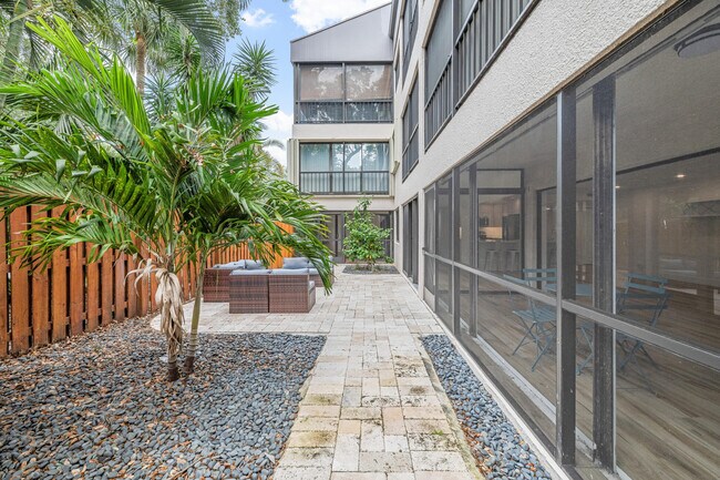 Building Photo - 1618 12 Oaks Way