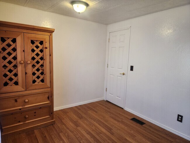 Building Photo - Beautiful 3 Bedroom with additonal 4th bedroom! Larg fenced front & backyard!!