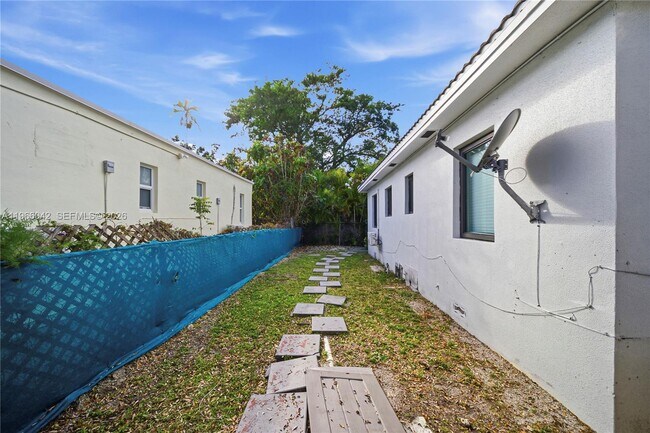 Building Photo - 570 NE 69th St