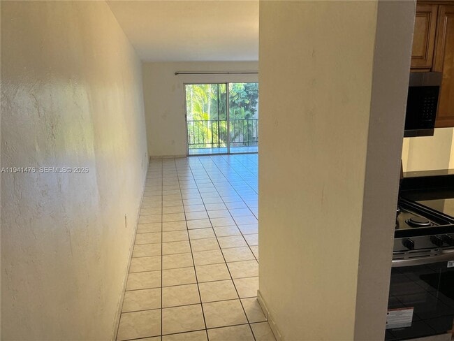 Building Photo - 6900 N Kendall Dr