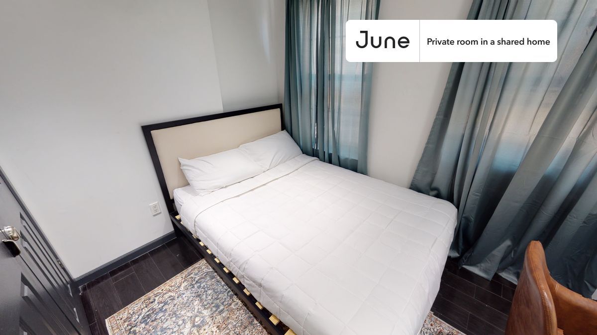Building Photo - Private bedroom in 3 bed/1 bath Home