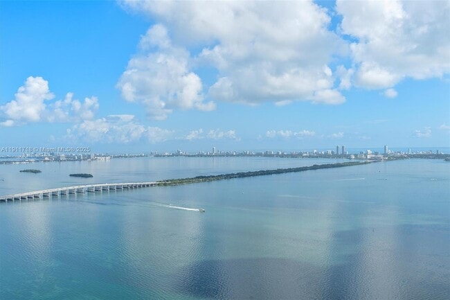 Building Photo - 700 NE 24th St