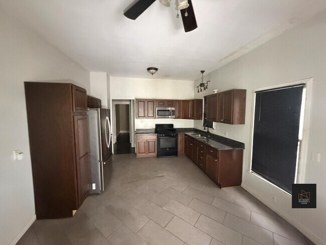 Building Photo - 335 S Shawnee Terrace