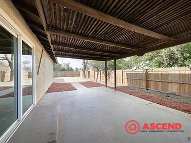 Building Photo - Cozy 3 Bedroom Home at White Ln. & Stine rd.