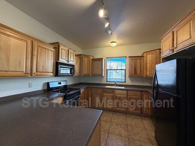 Building Photo - 449 W 500 N