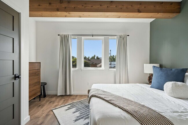 Building Photo - 925 NE 23rd Ave