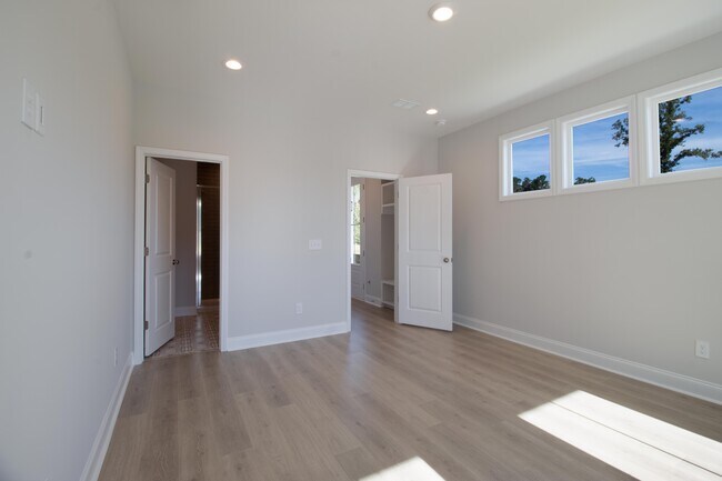 Building Photo - 426 Queenview Ln
