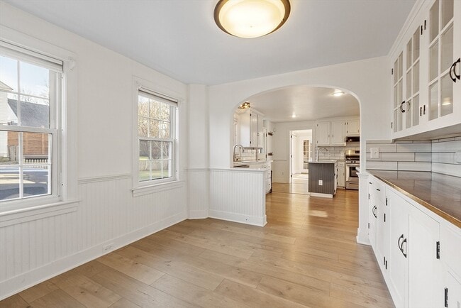 Building Photo - 14 Bacon St