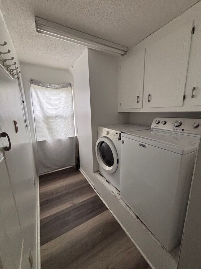 Building Photo - 4 BR house Smart Rd area