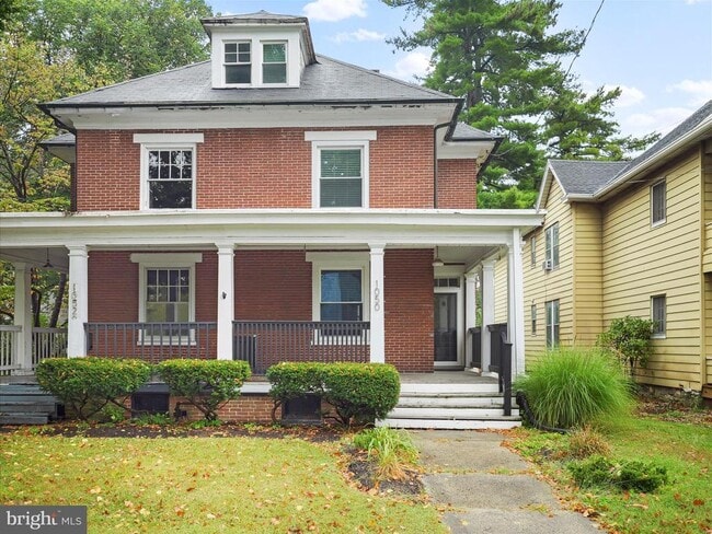 Building Photo - 1050 Edgar Ave