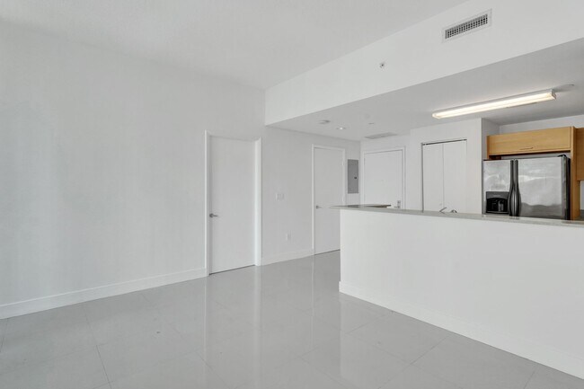 Building Photo - 1 bedroom and 1 bath condo located east side of Biscayne Blvd Miami Florida