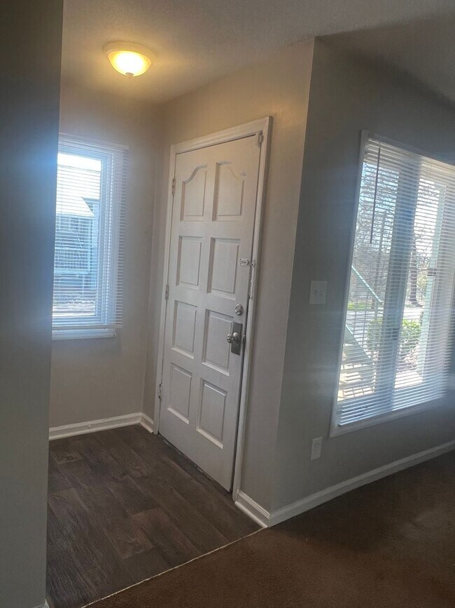 Building Photo - 1913 Meadowlark Ln