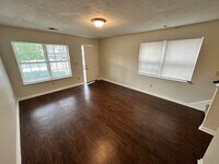 Building Photo - Beautiful Townhouse! All Electric, Washer/Dryer Included! Off-Street Parking, Convenient Location