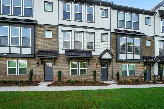 Building Photo - Brand-new three-story townhome in the Univ...
