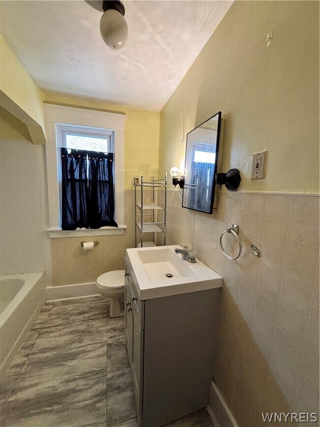 Building Photo - 297 Davidson Ave