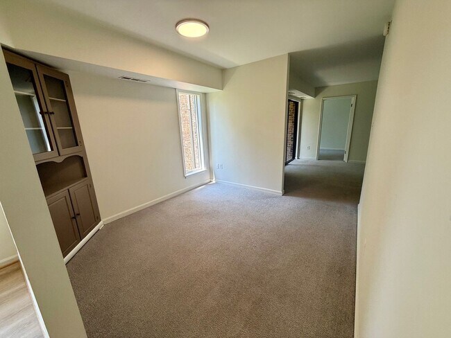 Building Photo - 2 Bedroom condo with Den in Annapolis