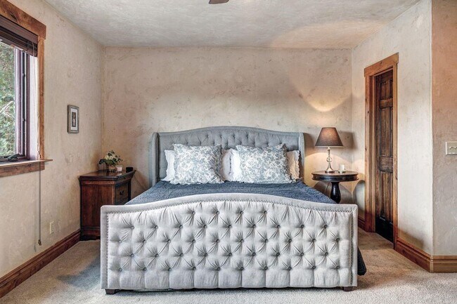 Building Photo - Home in Willowbrook for Rent