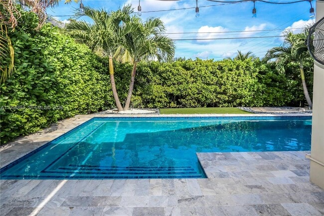 Building Photo - 930 N 11th Ct