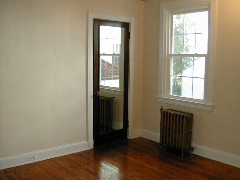Building Photo - 4135 Roland Ave