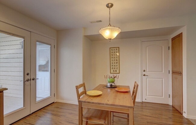 Building Photo - Comfortable 3BR/2BA Home in Kent – Fenced Backyard & Deck
