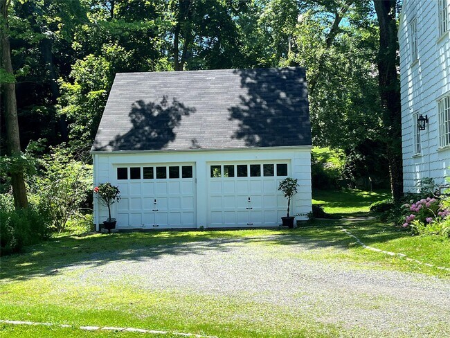 Building Photo - 8 Holly Ln