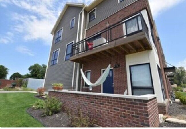 Building Photo - 327 S Frances St