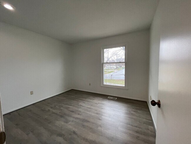 Building Photo - {12901} Spacious Townhome with a 1 car garage & full basement