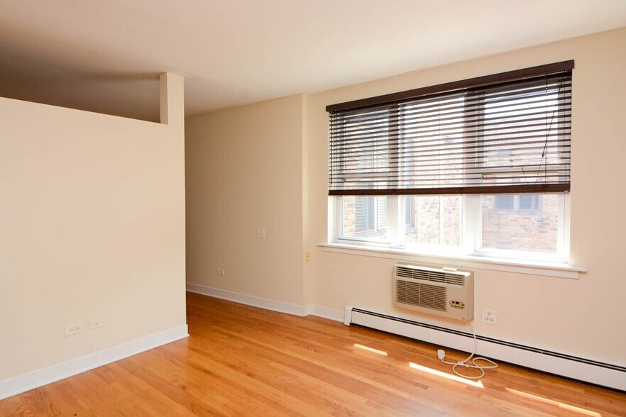 Building Photo - 675 W Wrightwood Ave