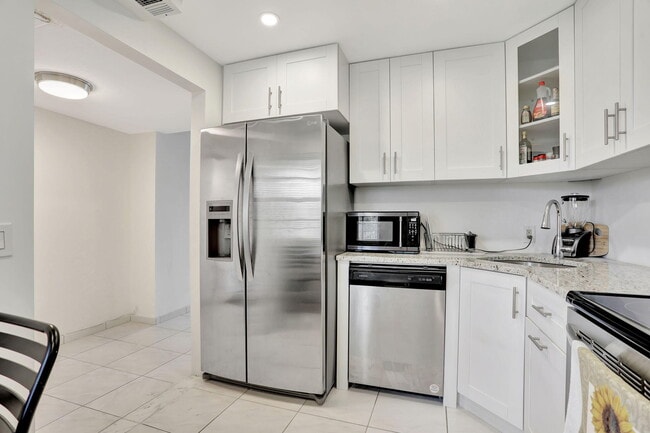 Building Photo - 2751 N Palm Aire Dr