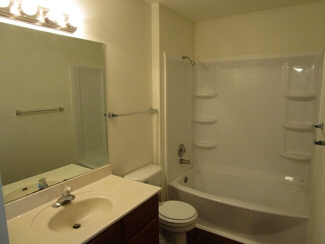 Building Photo - 1725-1727-1727 Louise Cir