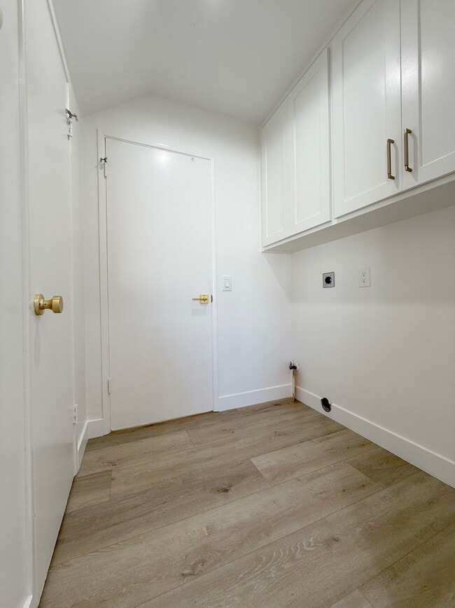 Building Photo - Stunning Remodeled Home in South Huntington Beach – Minutes to the Beach!