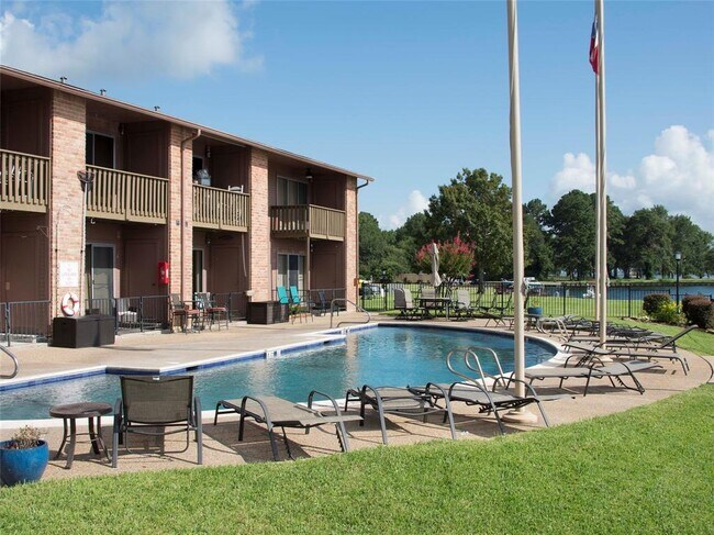 Building Photo - 801 River Rd