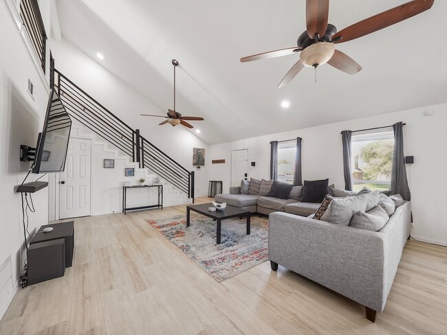 Building Photo - 8007 Beluche Dr