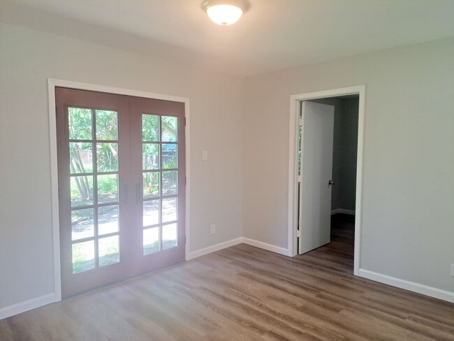 Building Photo - 4 Bedroom / 2 Bath / 2 Car Garage