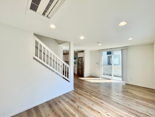 Building Photo - Spacious Modern Townhome in UD!!
