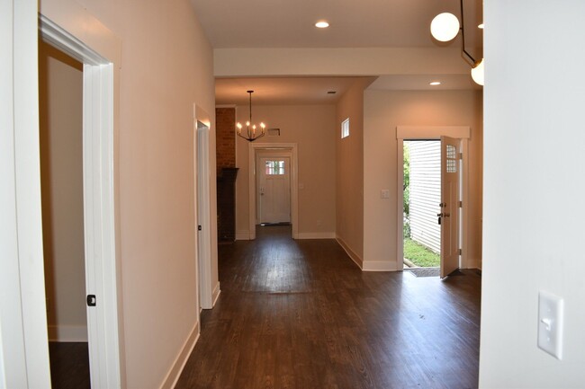 Building Photo - Renovated 3 Bedroom in Shelby Park close t...