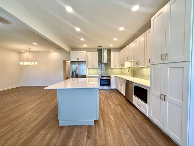 Building Photo - GORGEOUS, just completely renovated 3/2 Ho...