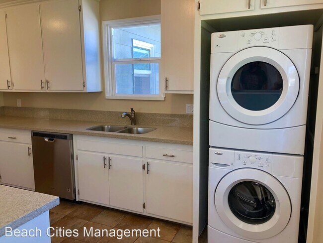 Building Photo - 3 br, 1 bath House - 213 E 45th Street