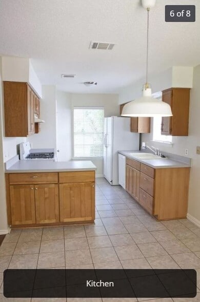 Kitchen - 5910 Shreveport Dr