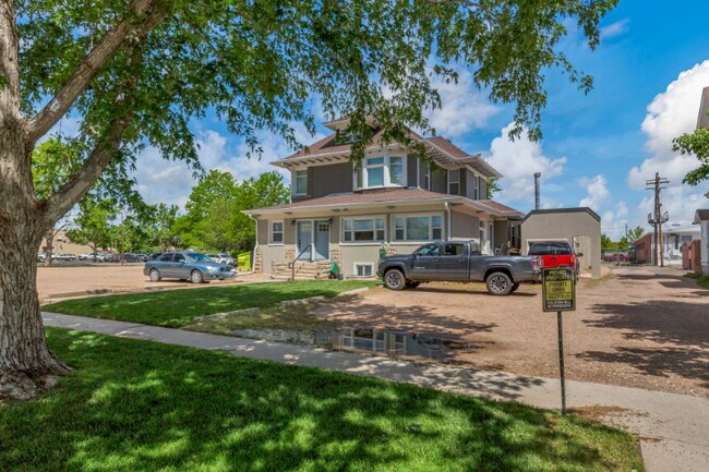 Building Photo - 825 12th St