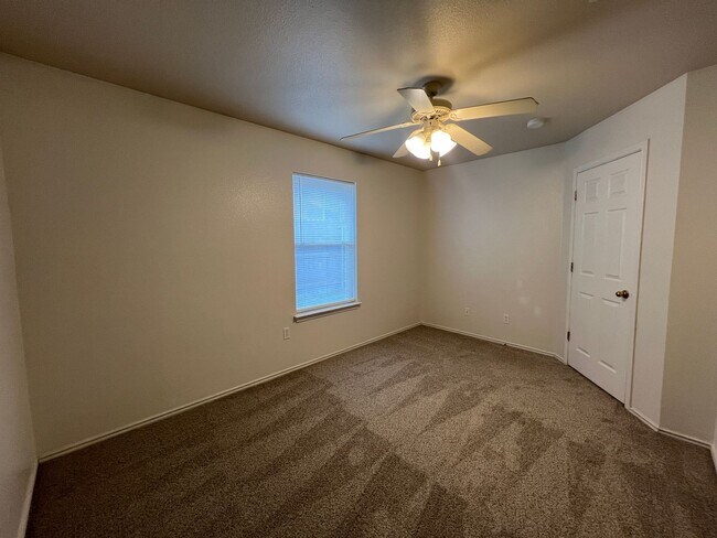 Building Photo - Large 3/2/2 Duplex with Easy Access to IH ...