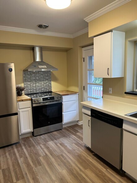 Building Photo - 2411 East Ave