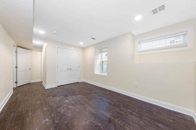 Building Photo - TUFTS 5 bed 5.5 bath - Available 6/1