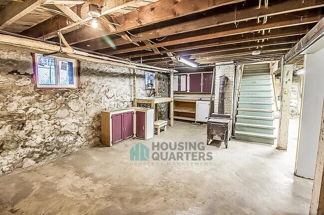 Building Photo - 330 E 30th Ave