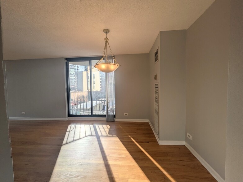 Building Photo - 70 W Huron St