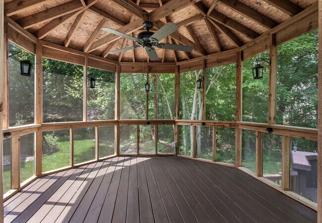 Building Photo - BEAUTIFUL 5 BEDROOM HOME IN HAMPTON PARK